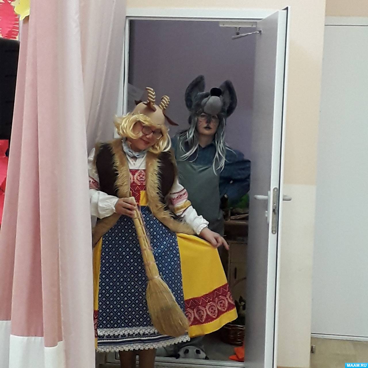 сценарий театрализованного представления на 8 марта в школе