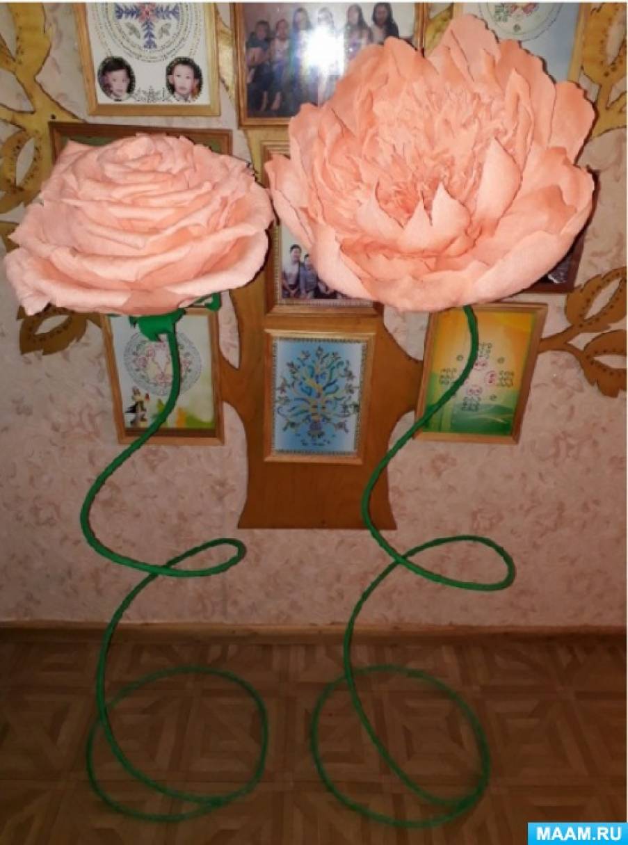 Великі троянди з гофрованого паперу