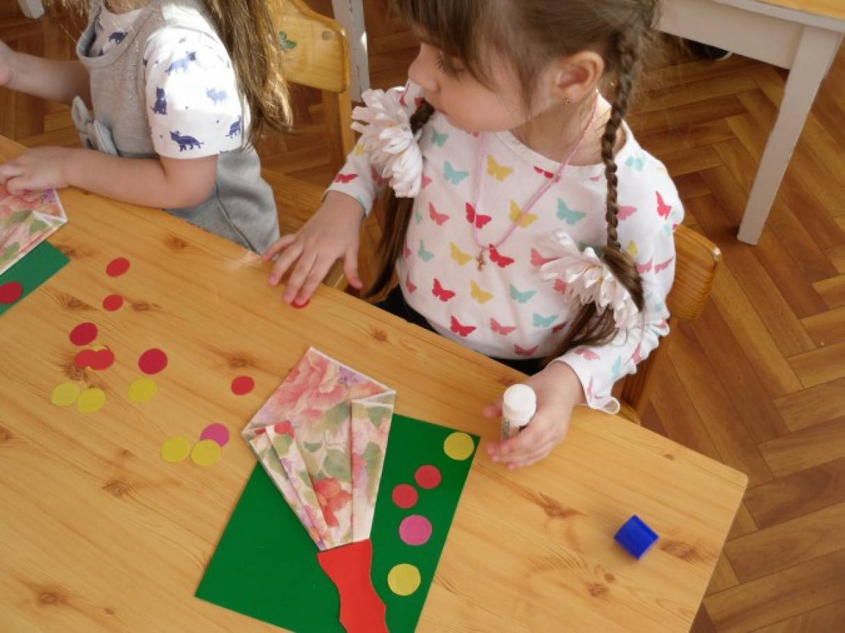 Подарок маме. Дидактическая игра назови ласково. Фразовый конструктор для малышей. Проект подарок маме. Игра подарок для мамы.