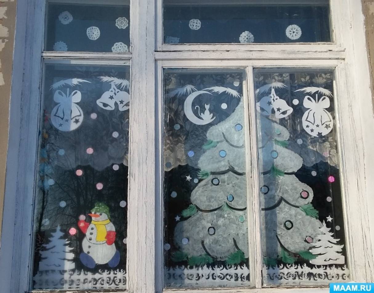 Разрисованное окно. Новогодняя роспись окон. Расписные окна на новый год в детском саду. Окна в детском саду на новый год красками. Расписать окна к новому году в детском саду.