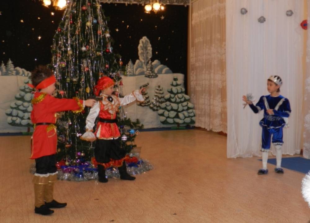 Смотреть фотографию №13 Фото №13 Принц Не хочу Не хочу Не хочу и не буду Королева Ах Ваше Величество Принц не хочет украшать новогоднюю ёлку Король Ну и что Не царское это дело ёлку украшать