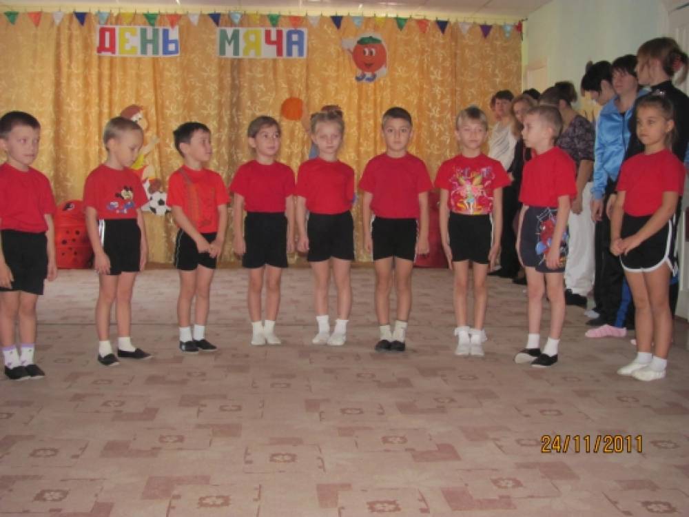 Спортивное развлечение с родителями в средней группе