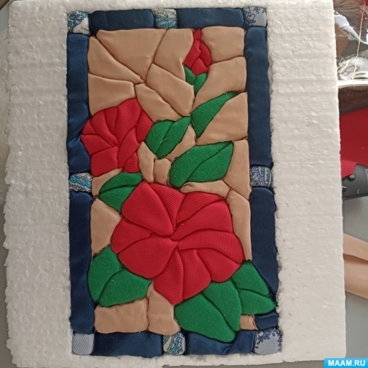 Смотреть фотографию №3 Фото №3 Данная техника так же напоминает и лоскутное шитьё пэчворк но выполняется без иголки и нитки собственно сшивания которое заменяется на то что кусочки ткани вставляют в канавки основы рисунка