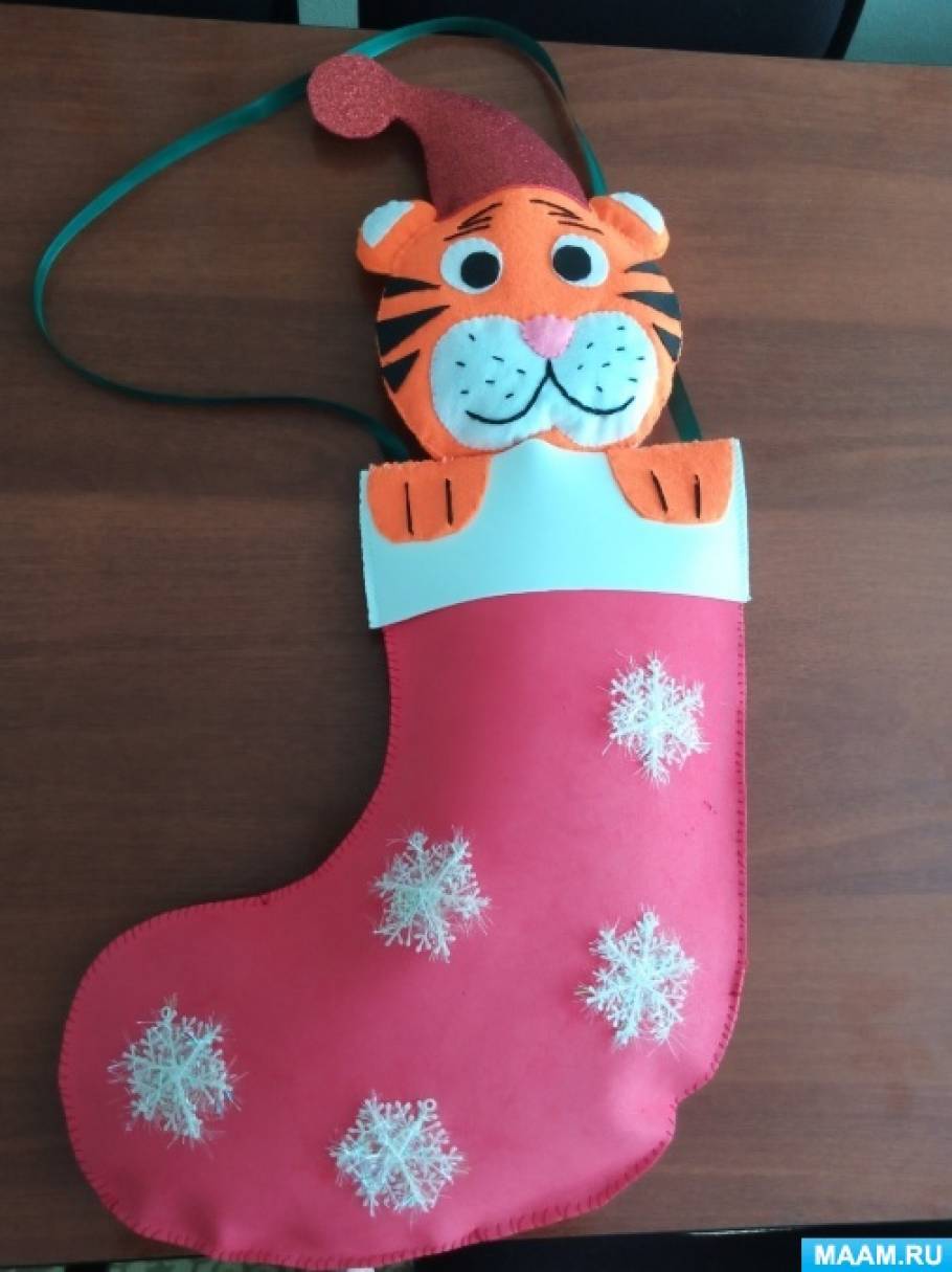 Новогоднее украшение из изолона «Символ года — тигр в носке»