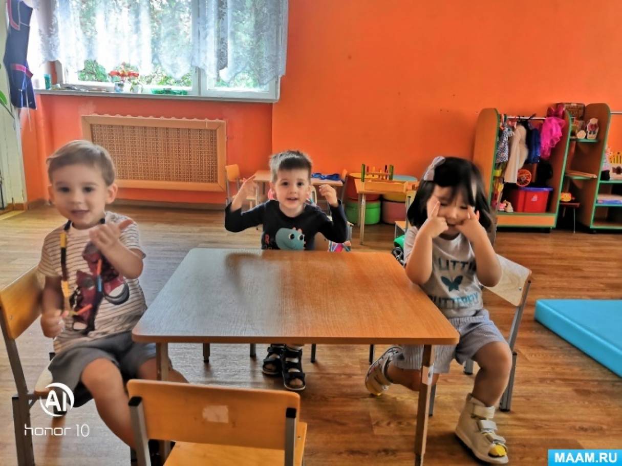 Стенгазета «Мы играем и поем, очень весело живём