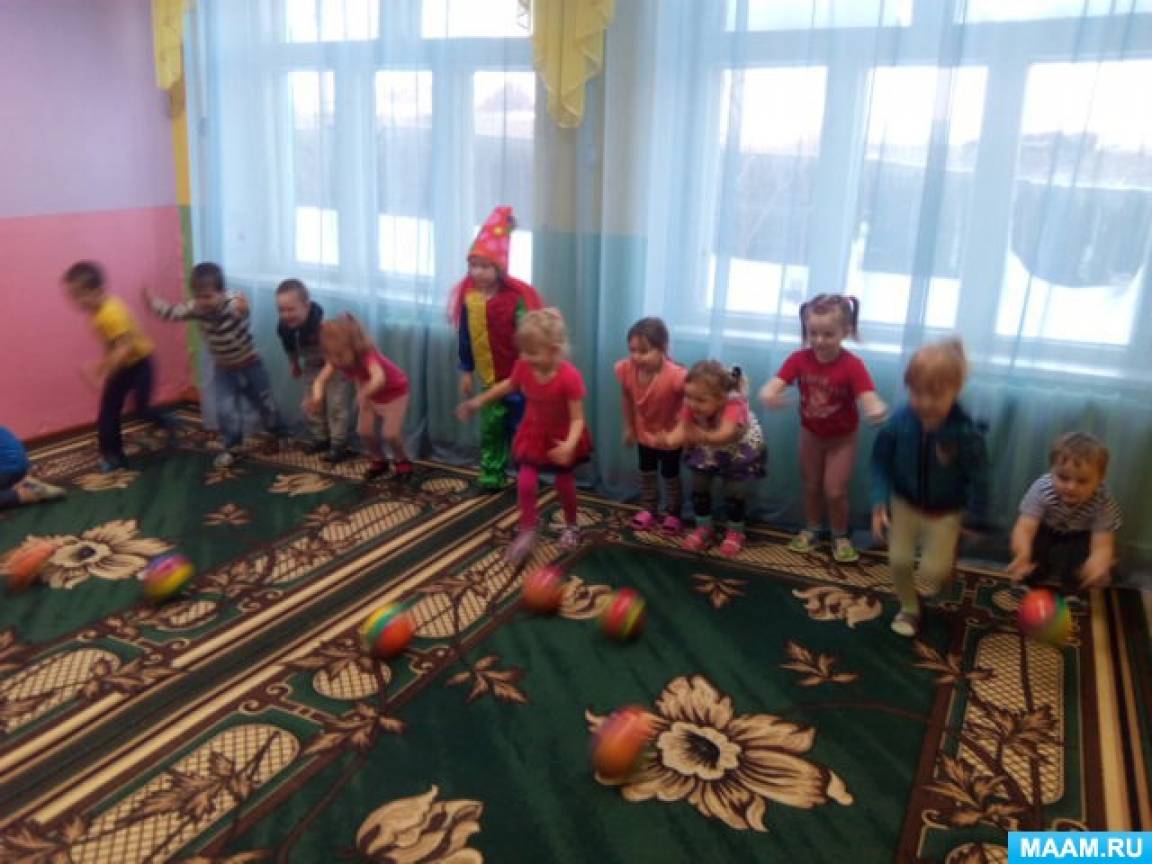 Смотреть фотографию №2 Фото №2 Мяч мячик мяч двумя руками вверх отбивать мяч о пол и ловить его метать мяч одной рукой