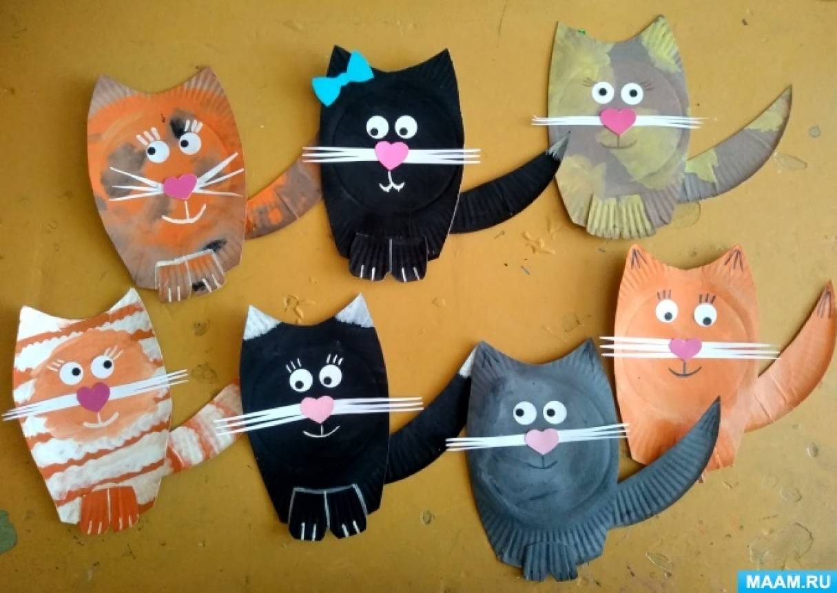 Кошки детский сад. Поделка кошка. Кошка из тарелки бумажной. Котик из одноразовой тарелки. День кошек поделки.