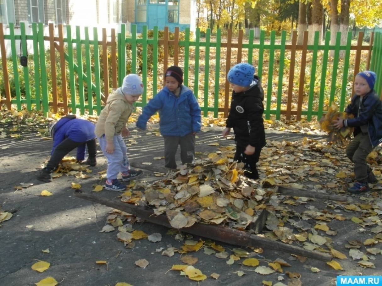 уборка территории. дети на уборке территории. уборка участка в детском саду. городская среда. уборка участка в детском саду.