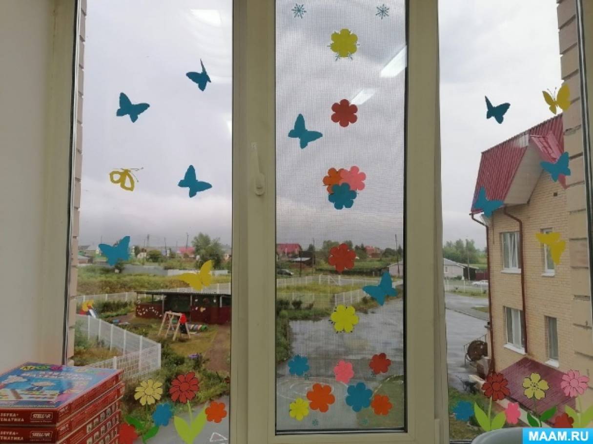 Оформление окон бабочками и цветами в детском саду летом