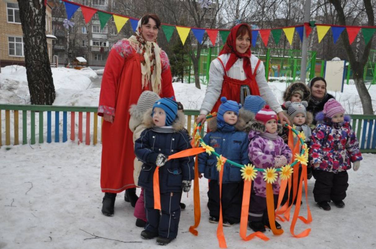 Масленица в мл группе. Масленица в детском саду. Праздник Масленица в детском саду на улице. Масленица в младшей группе в детском саду. Масленица в младшей группе ДОУ.