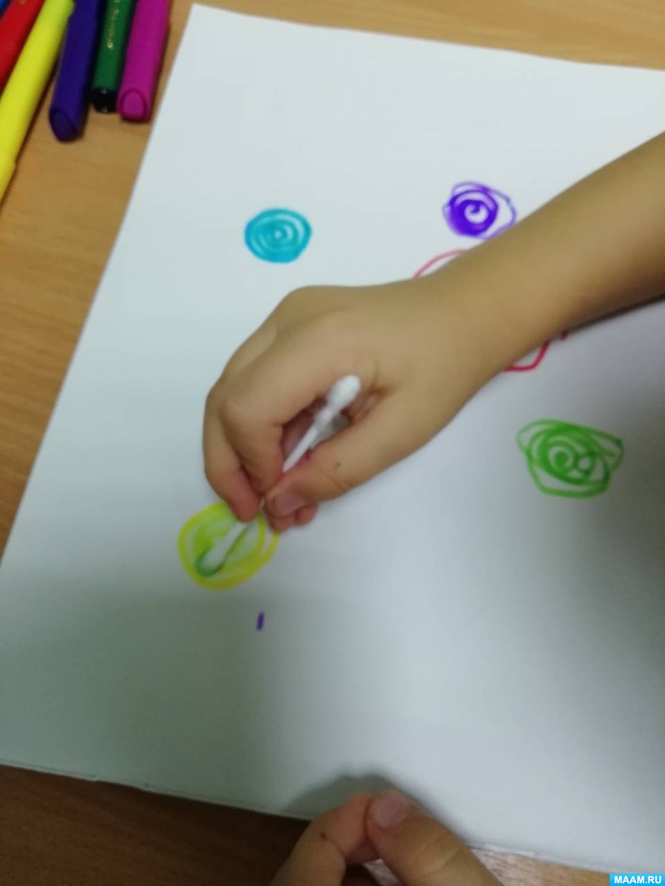 Смотреть фотографию №2 Фото №2 Цель развивать у детей художественно творческие способности показать пауков на паутине при помощи фломастеров и ватной палочки