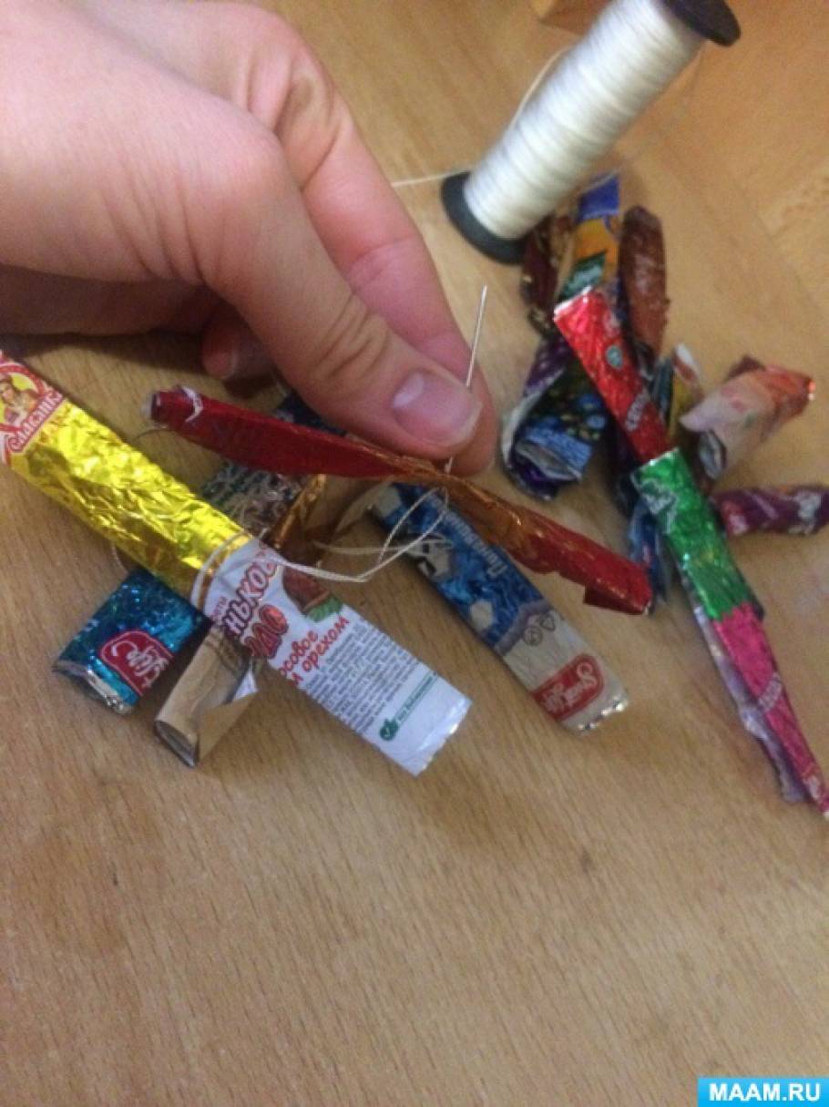 Змейка из фантиков от конфет своими руками Змейка из фантиков от конфет своими руками