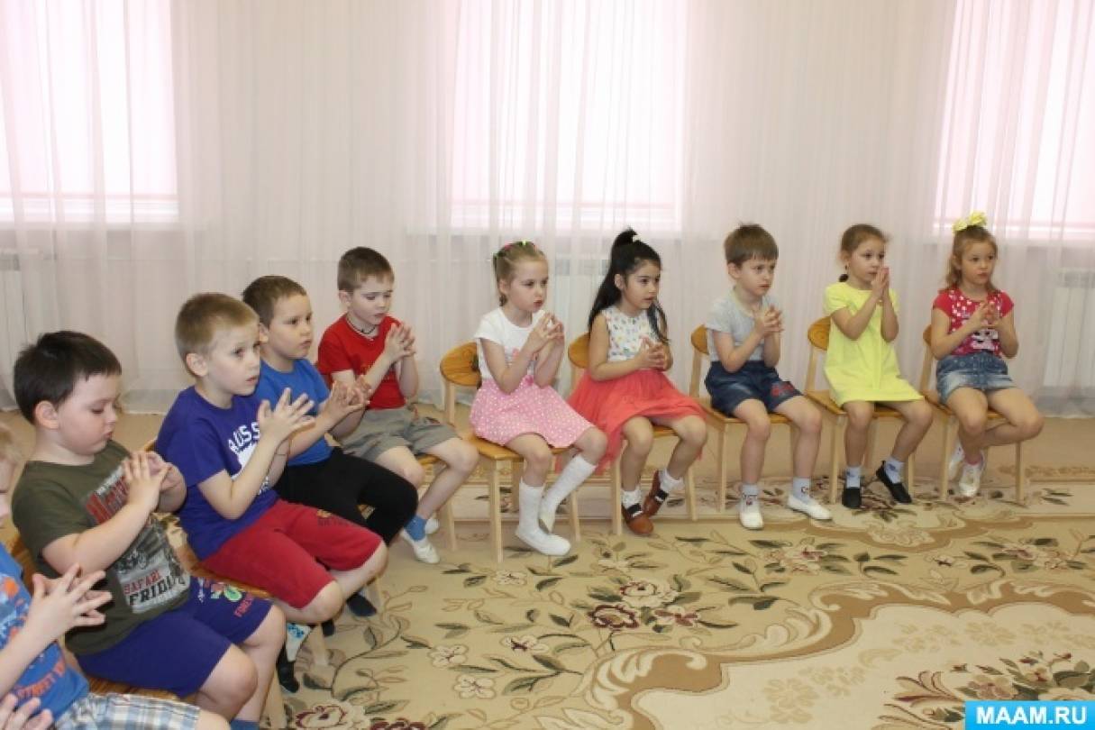 музыкальное занятие в доу. музыкальная школа. музыкальное занятие в садике. дети на занятии в детском саду. музыкальное образование детей.