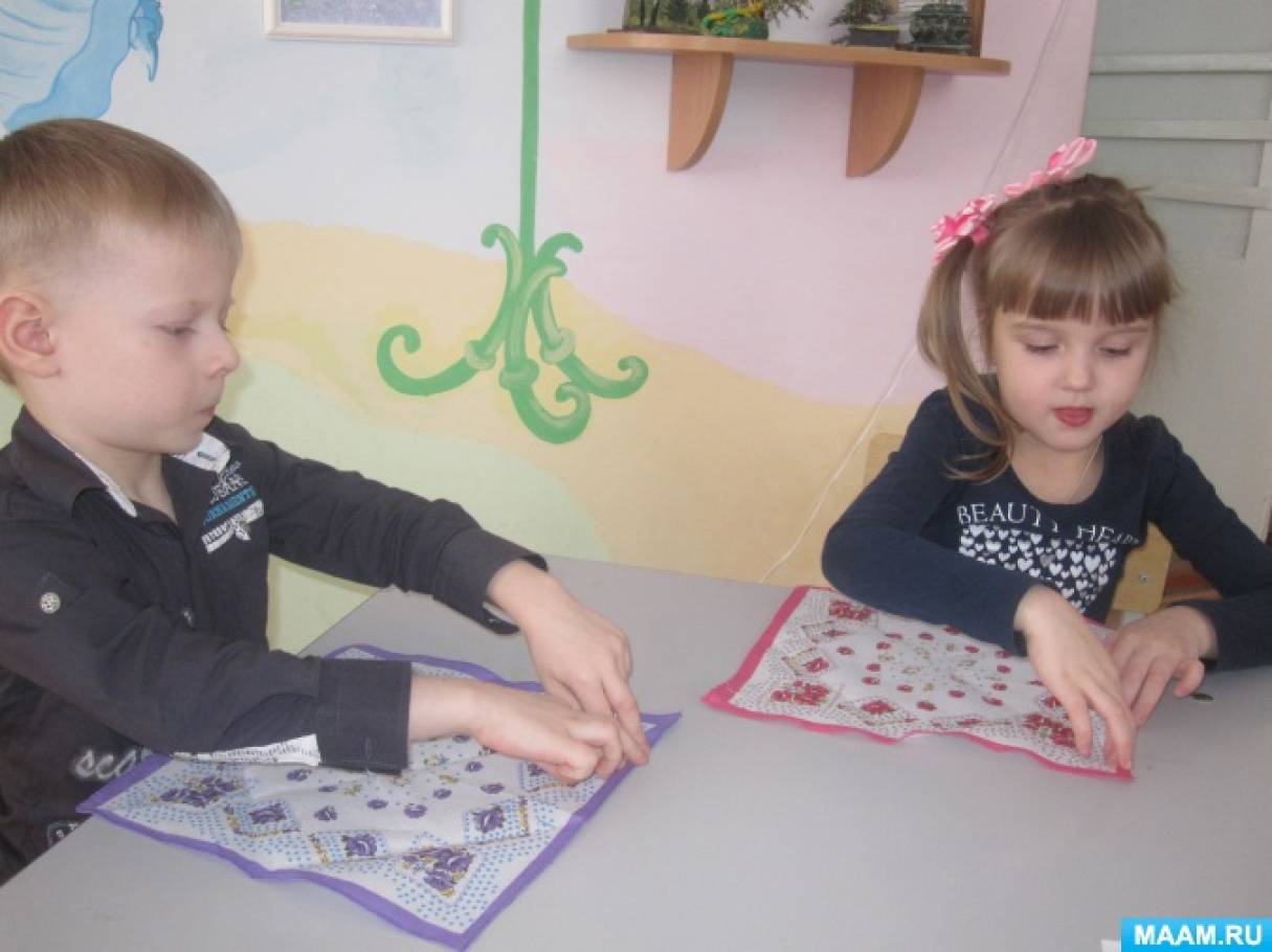 танец детей с платками в детском саду. народная игра платочек. игрушка для детей платочек. игры с платочками для младшей группы. игра волшебный платочек в детском саду.