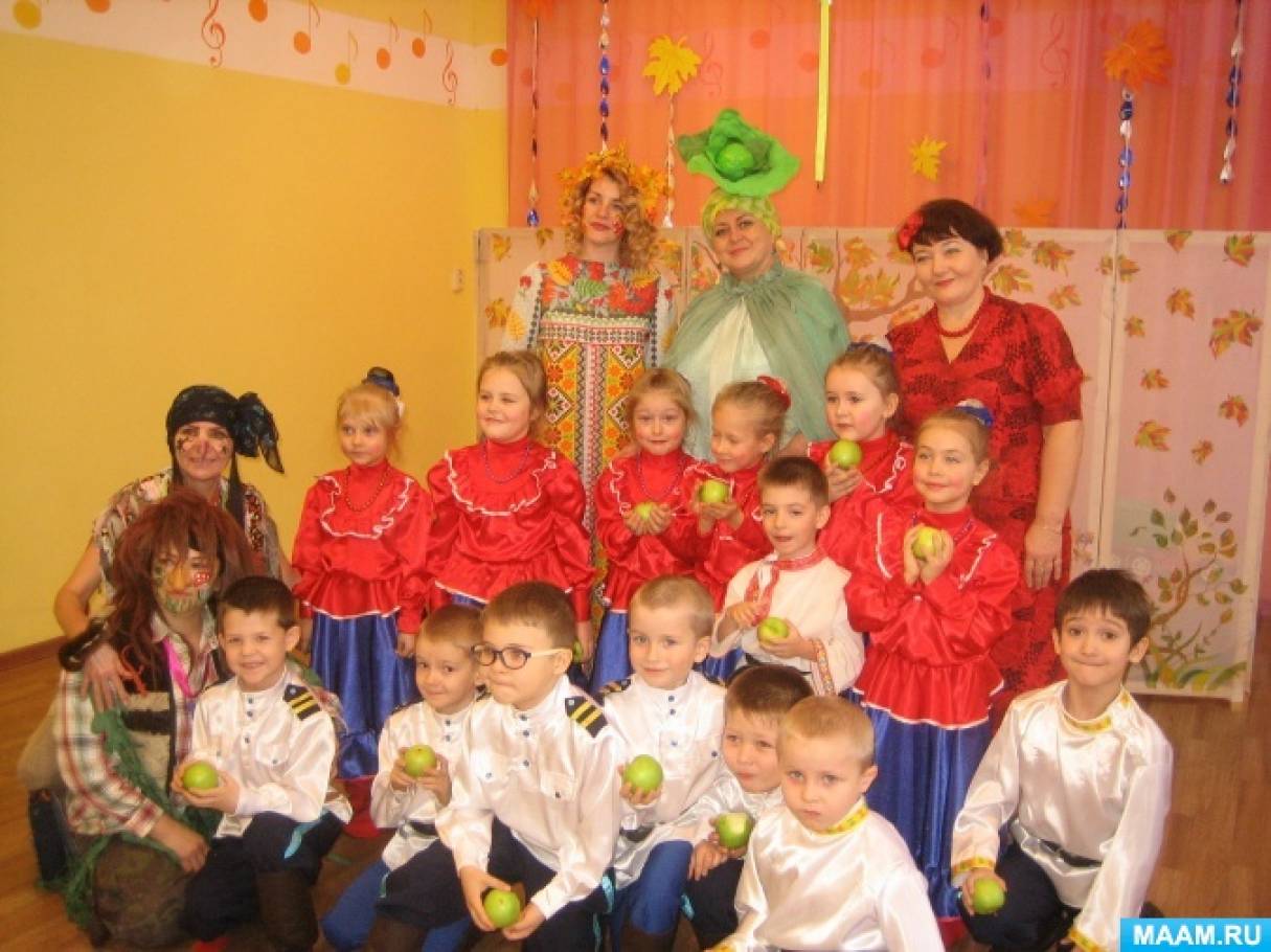 Смотреть фотографию №15 Фото №15 Пока пирожки выпекались дети спустились в музыкальный зал где их ждали весёлые соревнования с Лешим и Бабой Ягой
