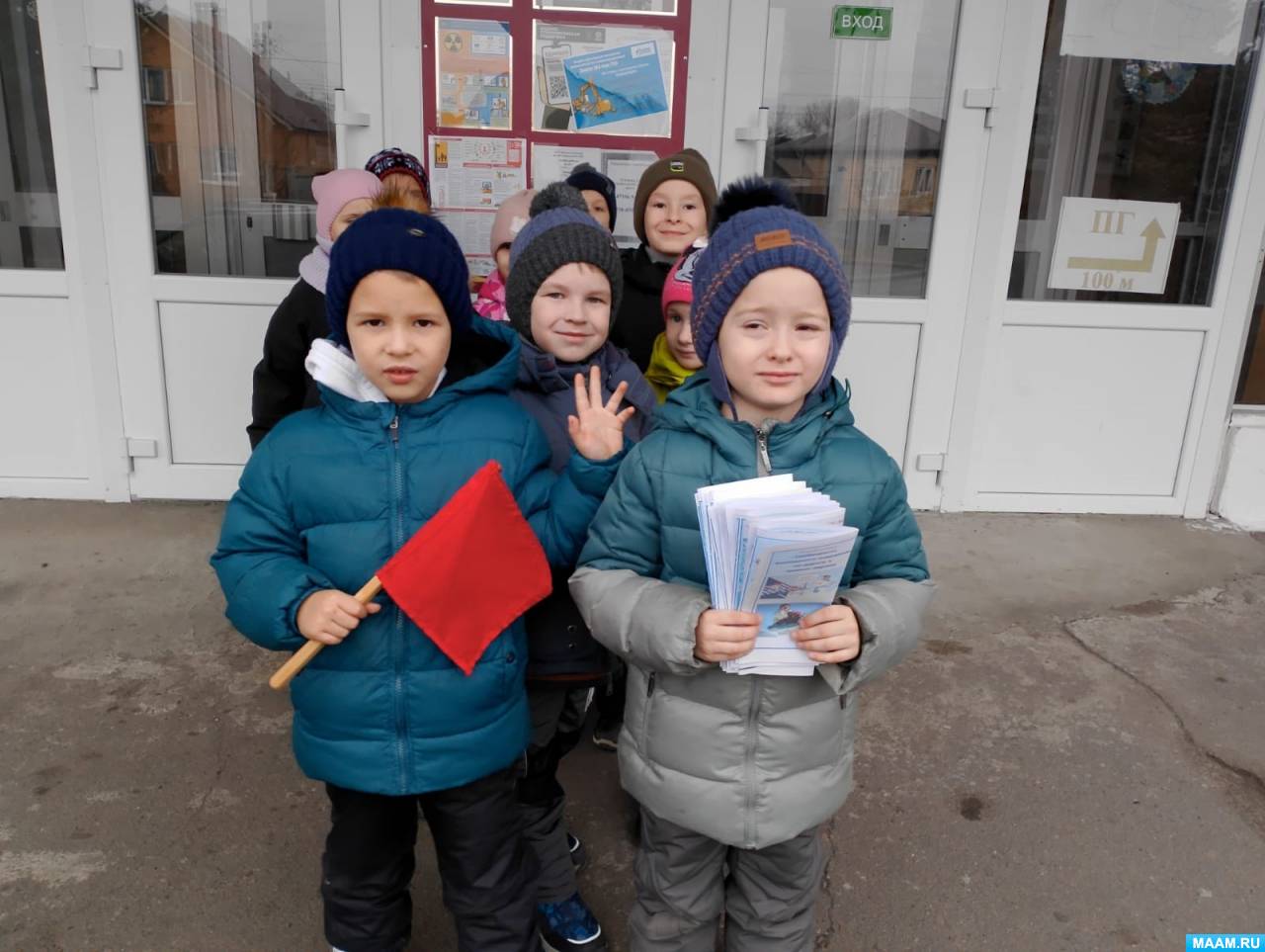 Фотоотчёт о мероприятии в библиотеке на тему «Правила безопасного поведения на дороге в зимний период»