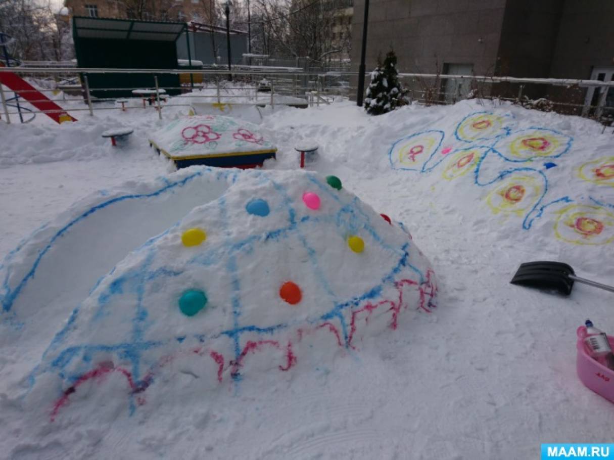 Постройки на зимнем участке в доу. Зимние постройки в детском саду. Зимние постройки на участке детского сада. Площадка из снега в детском саду. Площадка из снега в детском саду.