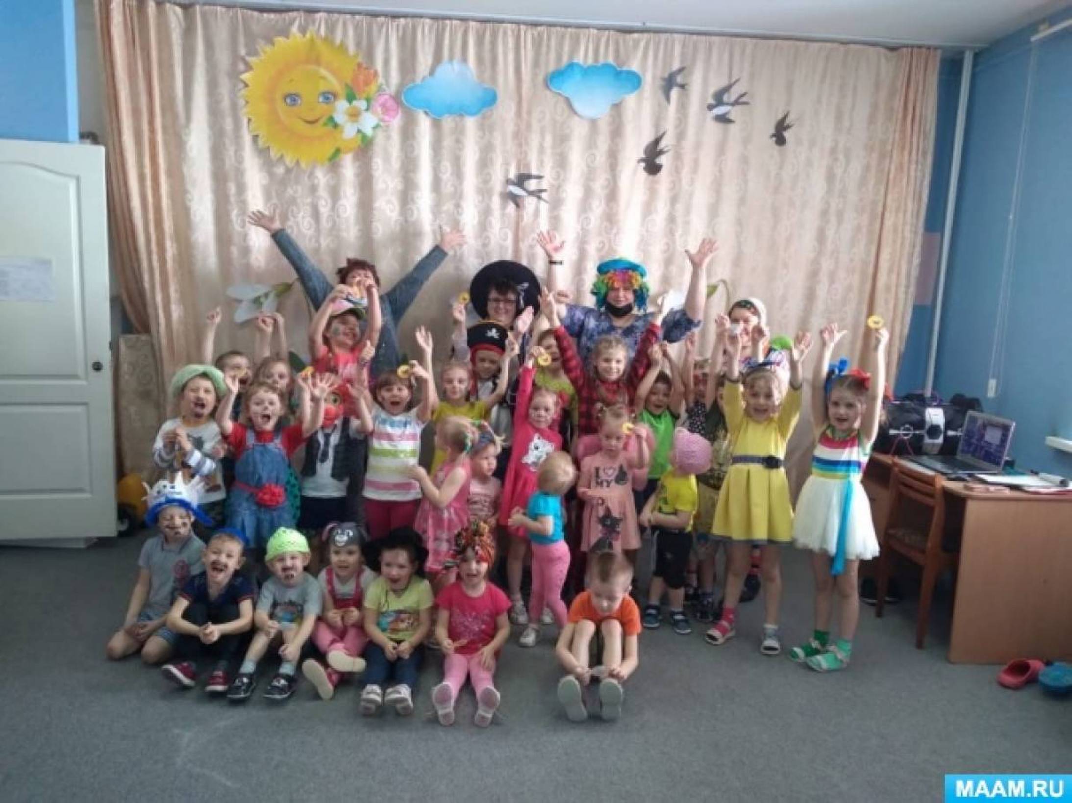 Спортивный утренник. Дети веселятся на празднике. Веселых вам праздников.