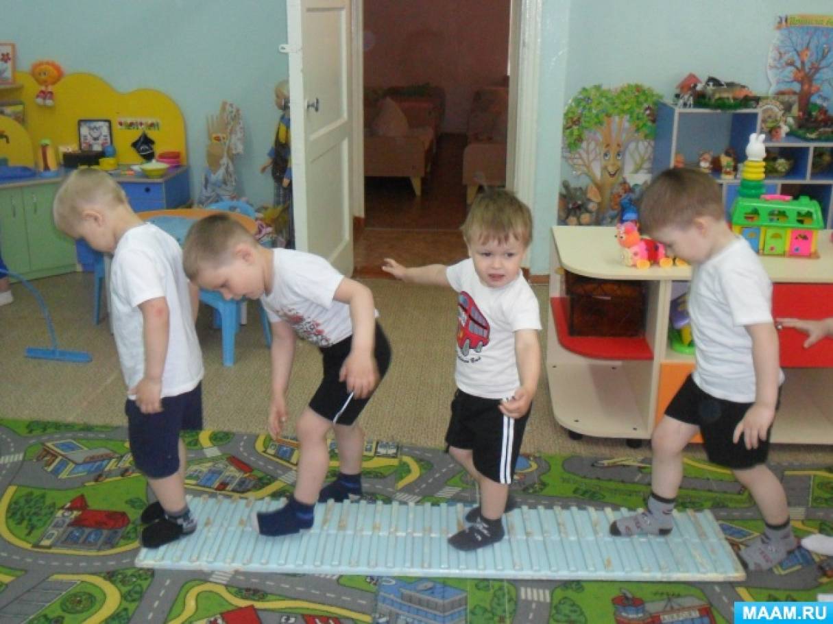 Физическое развитие 1 младшая группа. Занятия по физкультуре в детском саду. Занятие в младшей группе. Занятие по физкультуре в младшей группе. Физкультурные занятия в ДОУ.