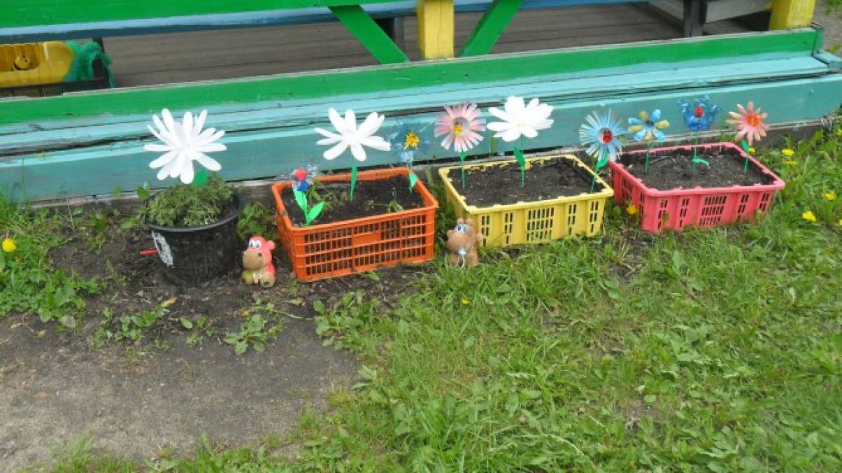 Участок в детском саду. Участок младшей группы в детском. Украсить участок в детском саду летом. Прогулочная площадка в детском саду. Украшение летних участков в детском саду.