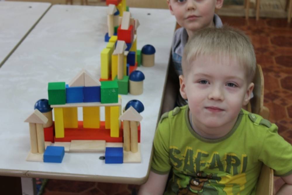 детские постройки из строительного материала. конструирование всредей группе. строительно конструктивные игры подготовительные. строительно конструктивные игры подготовительные. конструктивная деятельность в подготовительной группе.