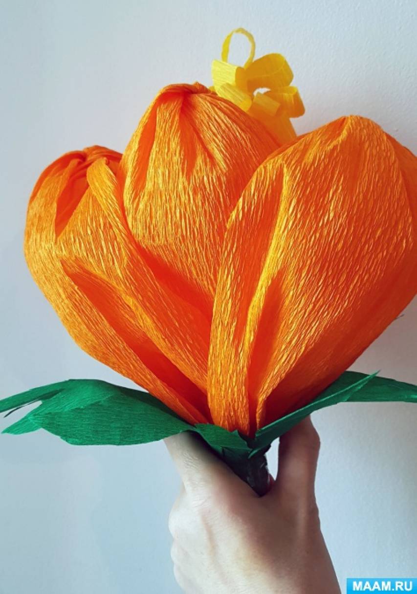 Как сделать большие цветы из гофрированной бумаги? МК пошагово