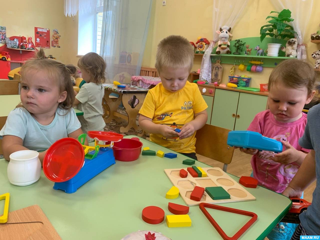 Шефство над малышами в детском саду