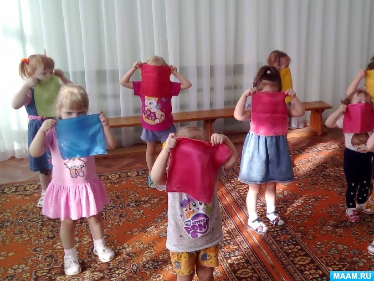 Танец игра младшая группа. Платочки для танцев в детском саду. Игра платочек. Танец с платками в детском саду. Танец с платочком в детском саду младшая группа.