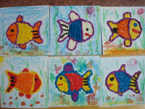 Золотая рыбка младшая группа. Рисование в старшей группе на тему рыбки. Пластилинография рыбка. Рисование рыбы в средней группе. Рисование рыбки в младшей группе.