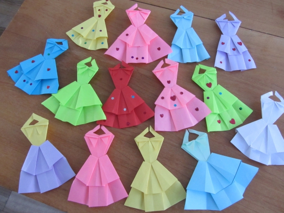 Платье для мамы в детском саду. Платье поделка для детей. Оригами в старшей группе детского сада. Платье для мамы подготовительная группа. Оригами платье для мамы старшая группа.