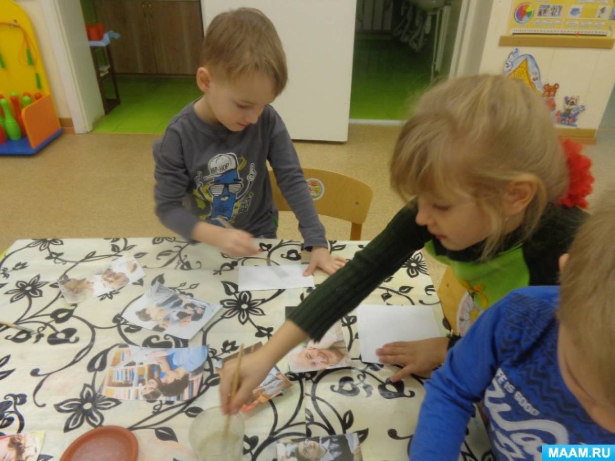 Воспитатель с детьми. Творческая инициатива дошкольников. Краски для детей. Занятия творчеством с детьми. Творческая инициатива дошкольников.