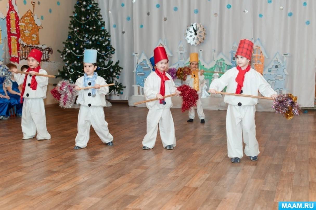 Сценарий новогоднего праздника спортивного. Сценка на новый год в детском саду. Утренник в садике космонавтика. Наряды детей на новогоднем утреннике в старшей группе в детском саду. Костюм русских игрушек для детсада утренник.