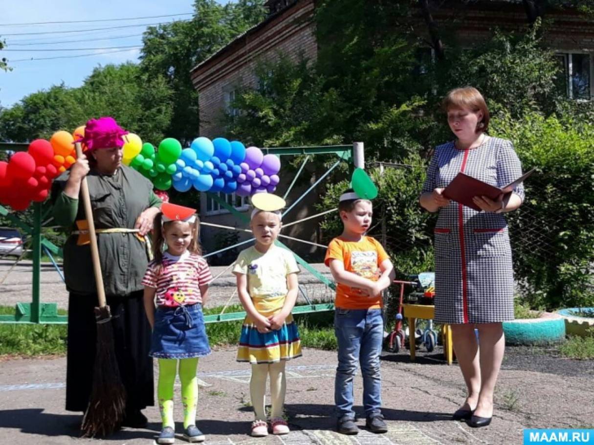 Развлечение по ПДД в старшей группе «Баба Яга и светофор» Фото Развлечение по ПДД в старшей группе «Баба Яга и светофор»