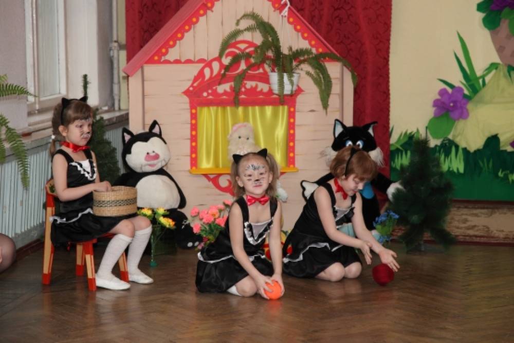 Костюм мамы кошки. Детский костюм кошки. Костюм кошки на утренник. Костюм кошечка в дет саду. Кот на утреннике в детском саду.