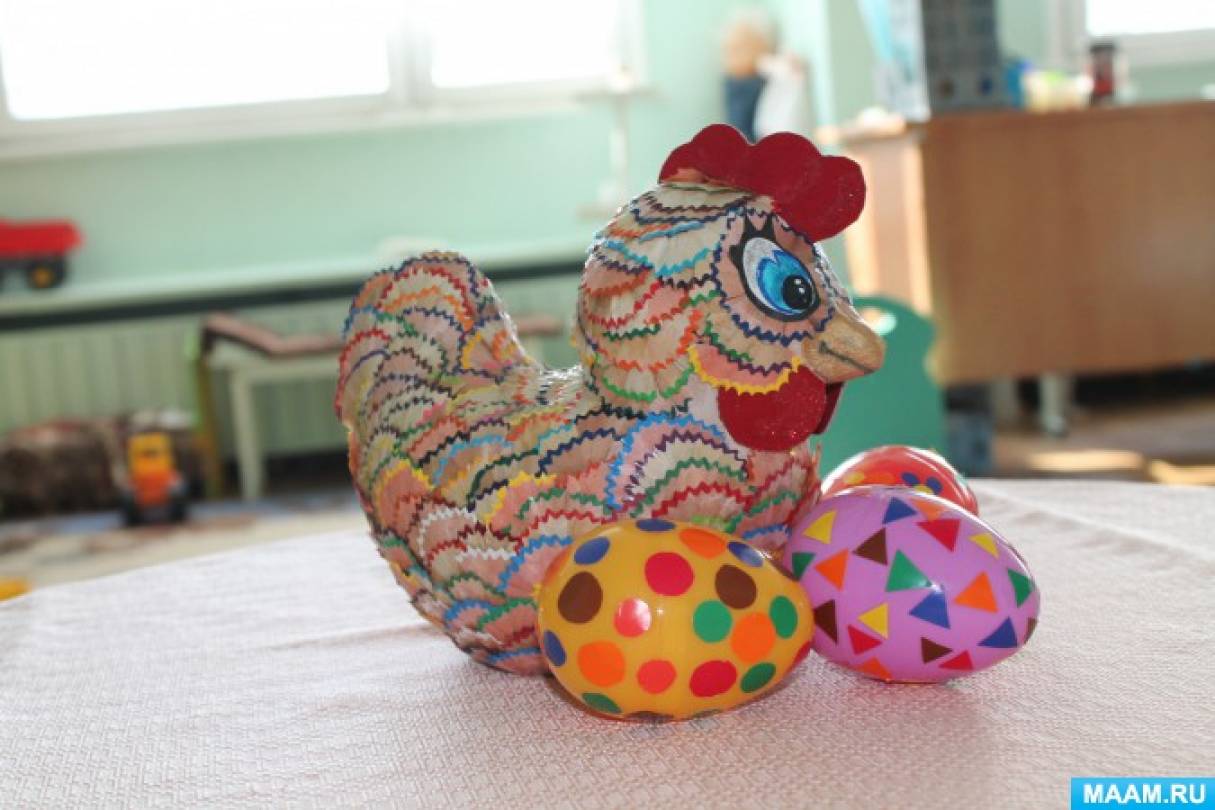 Курочка Стружечка. Поделка из папье-маше и карандашных стружек Фото Курочка Стружечка. Поделка из папье-маше и карандашных стружек