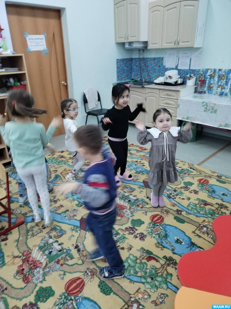 занятия с логопедом. дефектолог и ребенок. тренинг с родителями. занятия психолога с воспитателями. детский психолог.