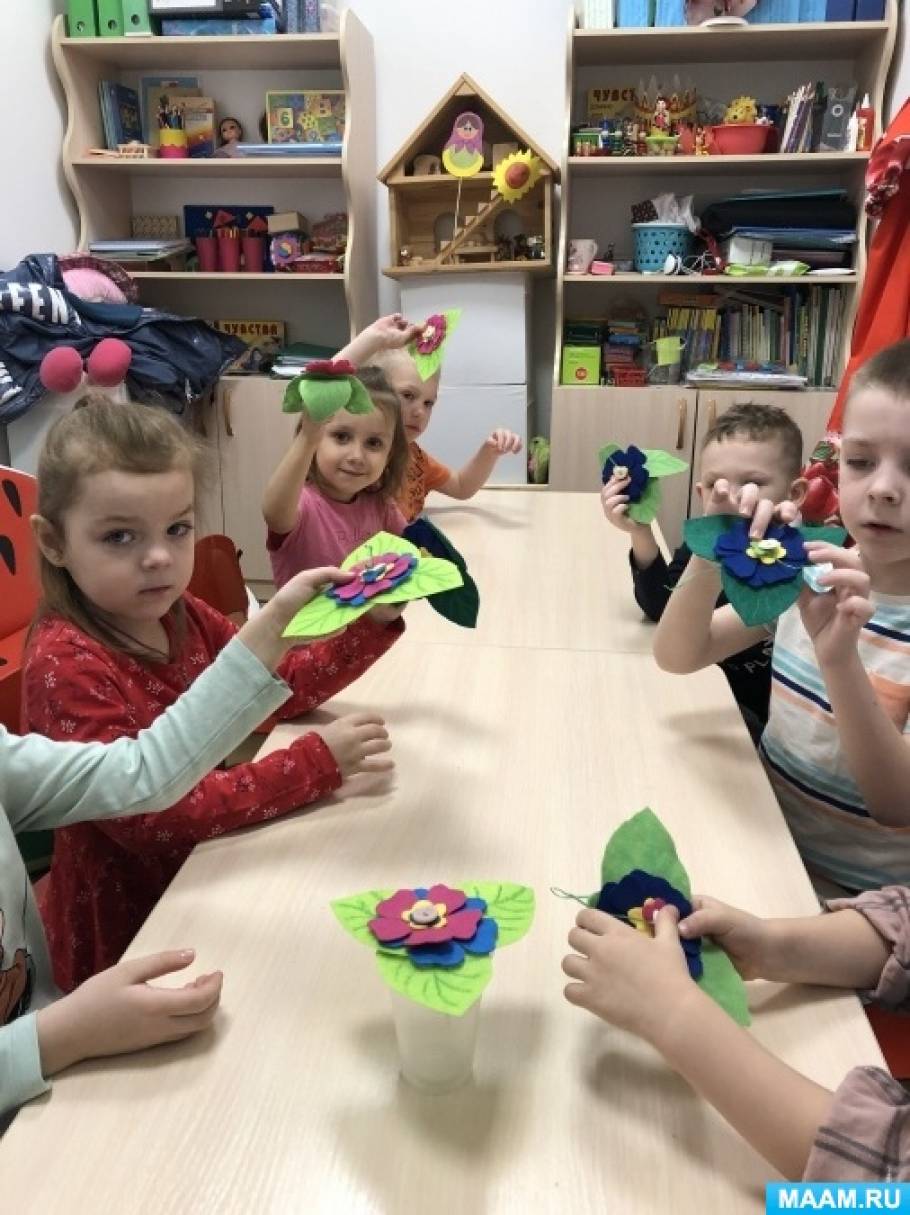 Смотреть фотографию №2 Фото №2 Конструирование поделки женскому празднику дошкольники дарят мамам и бабушкам рукотворные подарки