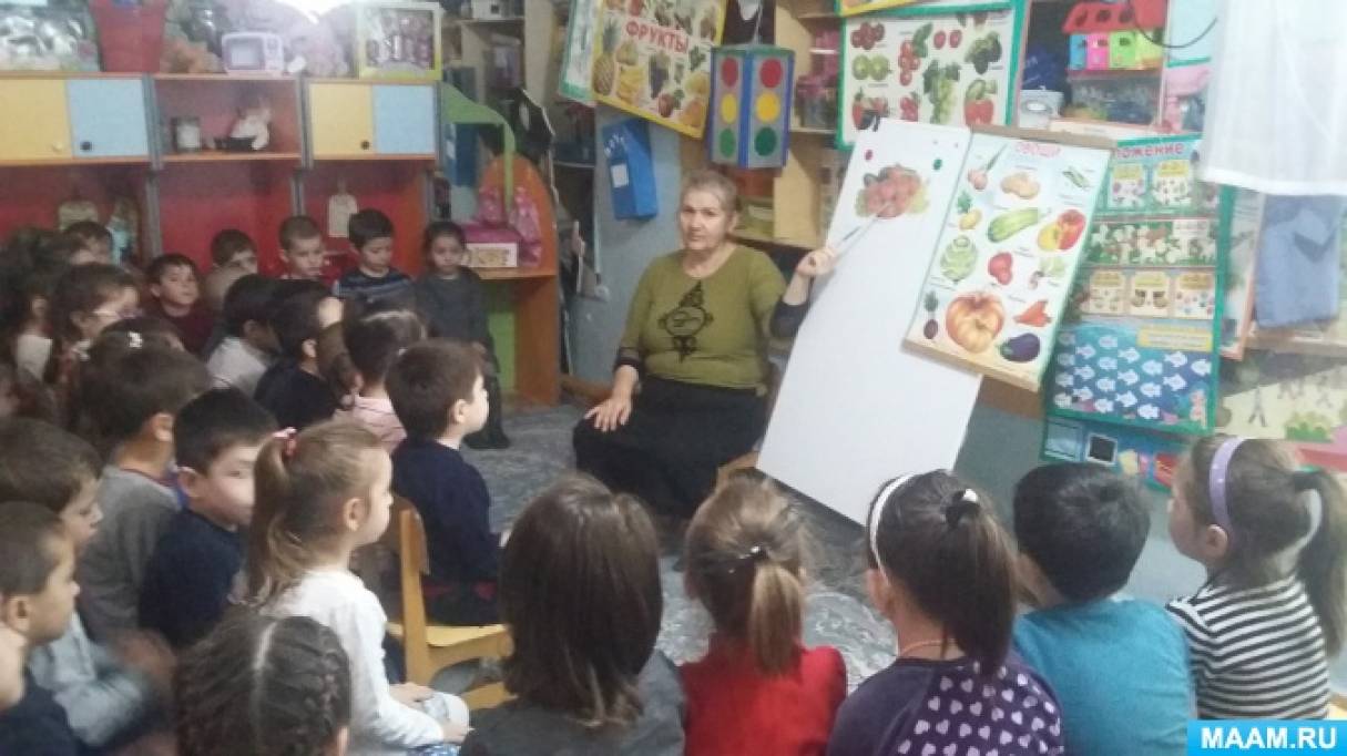 Фото «Огурцы и помидоры лежат на тарелке»