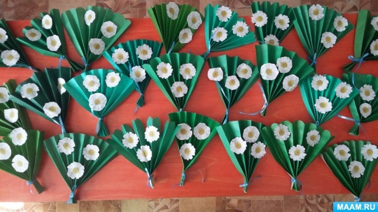 Аппликация в старшей группе. Подарок маме средняя группа. Подарки для мам в детском саду подготовительная группа. Подарки мамам от детей средней группы. Подарки для подготовительной группы.