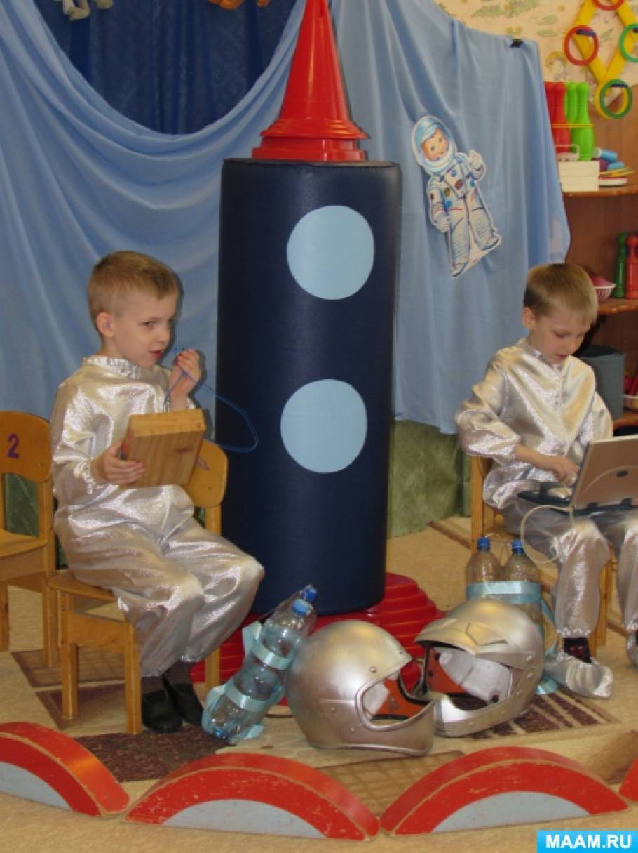 Сюжетно ролевая игра в старшей группе космос. Атрибуты для Космонавтов в детском саду. Сюжетно-ролевые игры. Сюжетно-Ролевая игра космонавты в старшей группе. Сюжетно Ролевая игра космос.