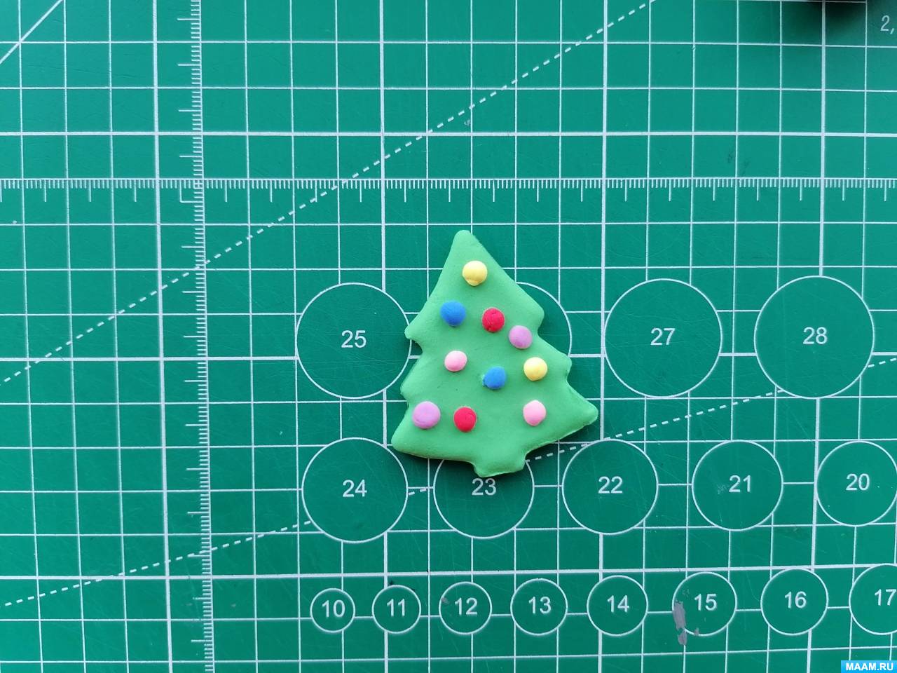 Смотреть фотографию №6 Фото №6 Для работы нам понадобится воздушный пластилин красного синего и белого цвета формочка сердце и стека