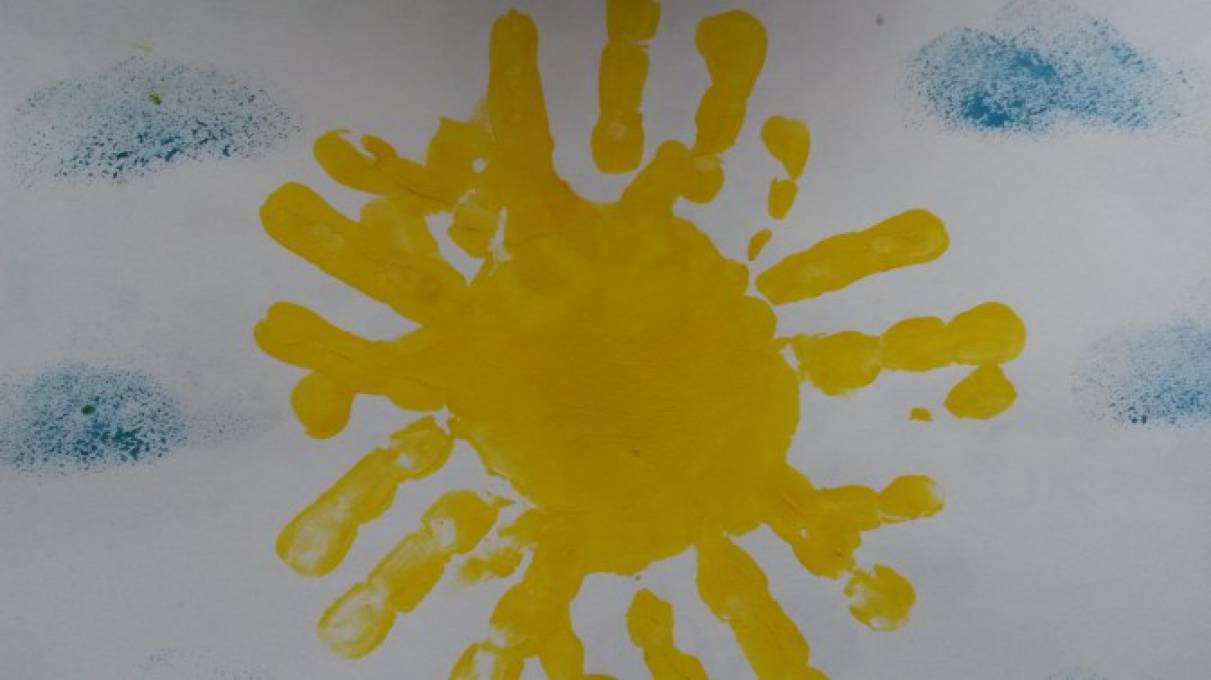 Солнышко пальчиками. Рисование ладошками солнышко. Рисование ладошкой солнце в средней группе. Солнышко ладошками в младшей группе. Солнышко рисование пальчиками.