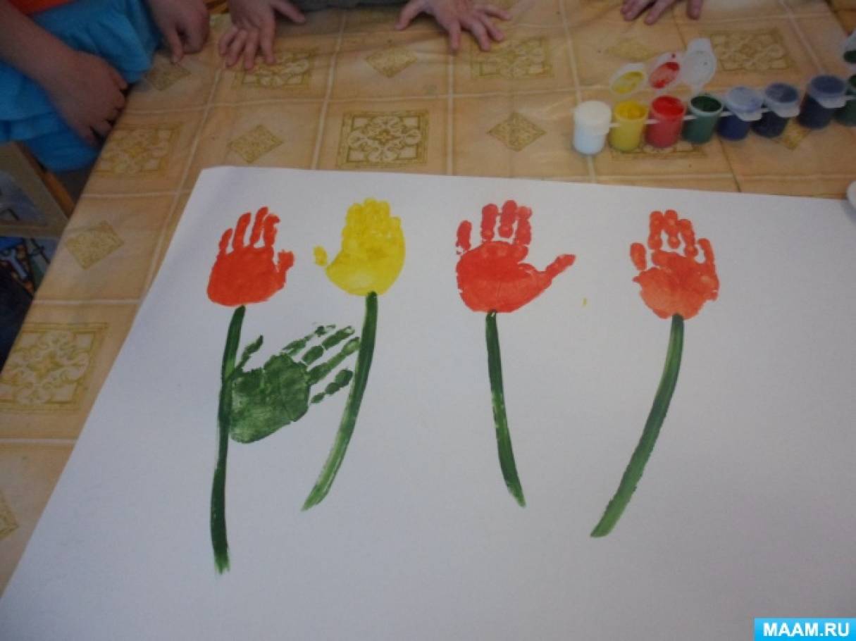 Рисование ладошками цветы. Рисование ладошками цветы в средней группе. Рисование 2 младшая группа букет. Рисование цветы ладошками в младшей группе.