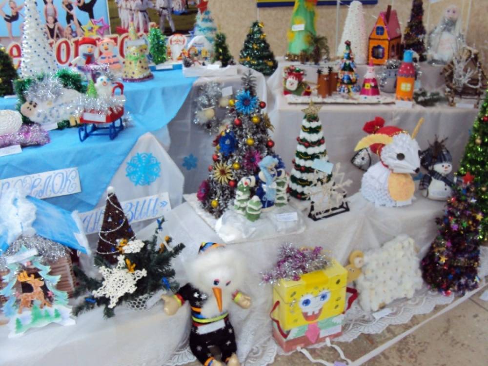 новогодняя выставка в детском саду. сувениры к новому году своими руками. новогодняя выставка. украшение выставки новогоднее чудо. выставка на новый год в школе.