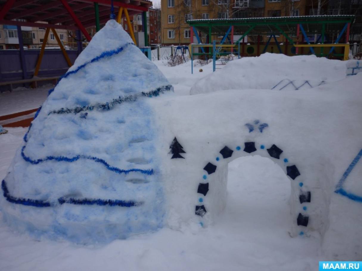 Зимние участки тема. Украшение снежных построек салфетками. Снежные постройки Гжель. Зимние постройки Гжель. Снежные постройки в детском саду на участке Гжельские.