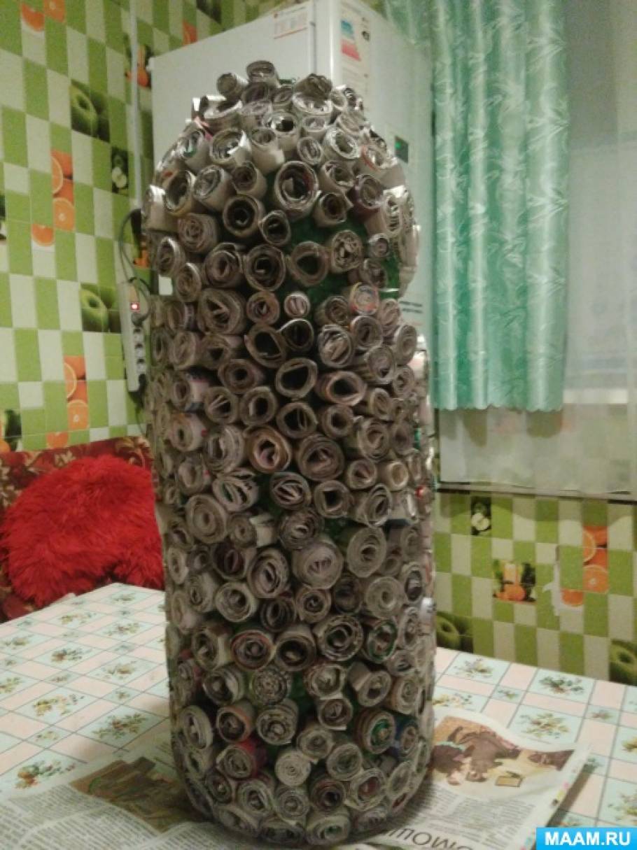 Большая напольная ваза из газетных трубочек