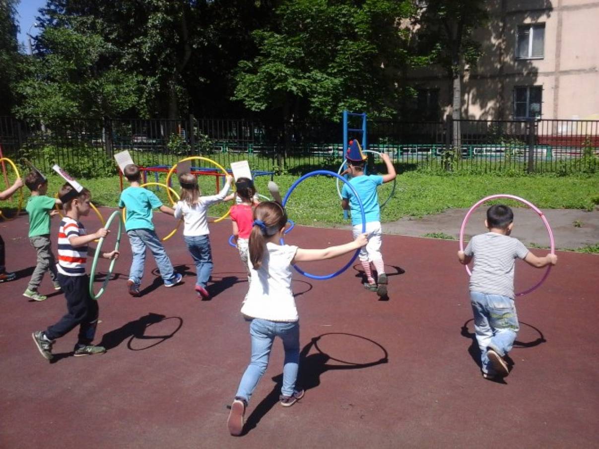 Детский сад подвижные игры на прогулке. Физкультура на улице в детском саду. Занятие на улице в детском саду. Физкультурное занятие на воздухе. Физкультура на улице в ДОУ.