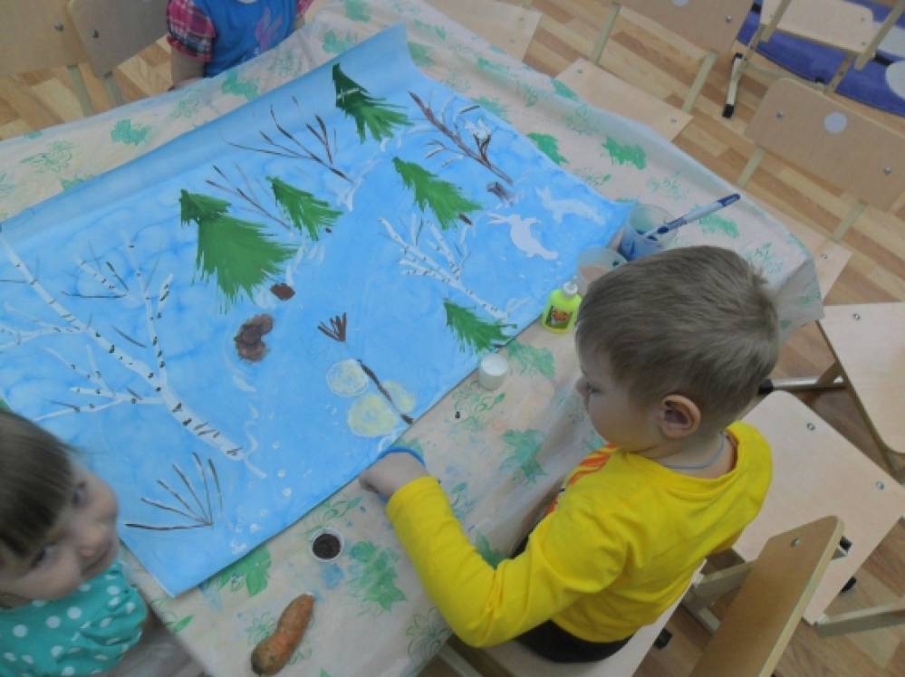 Путешествие в лес 2 младшая группа. Рисование лес младшая группа. Зимний лес рисование в первой младшей группе. Коллективное рисование в младшей группе зимний лес. Коллективное рисование в средней группе зима.