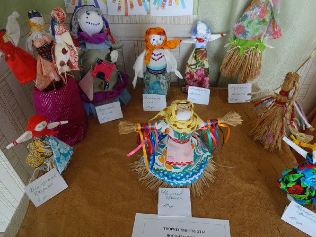 Изделия на масленицу для ярмарки. Широкая масленица в детском саду. Выставка масленица в детском саду. Украшение стола на масленицу в школе. Масленичная выставка.