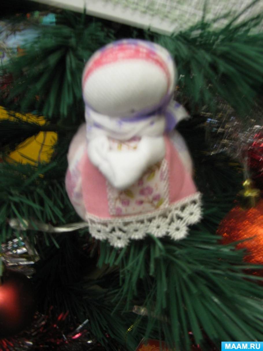 Сексапильная мамаша отдается двум сантаклаусам возле новогодней елки